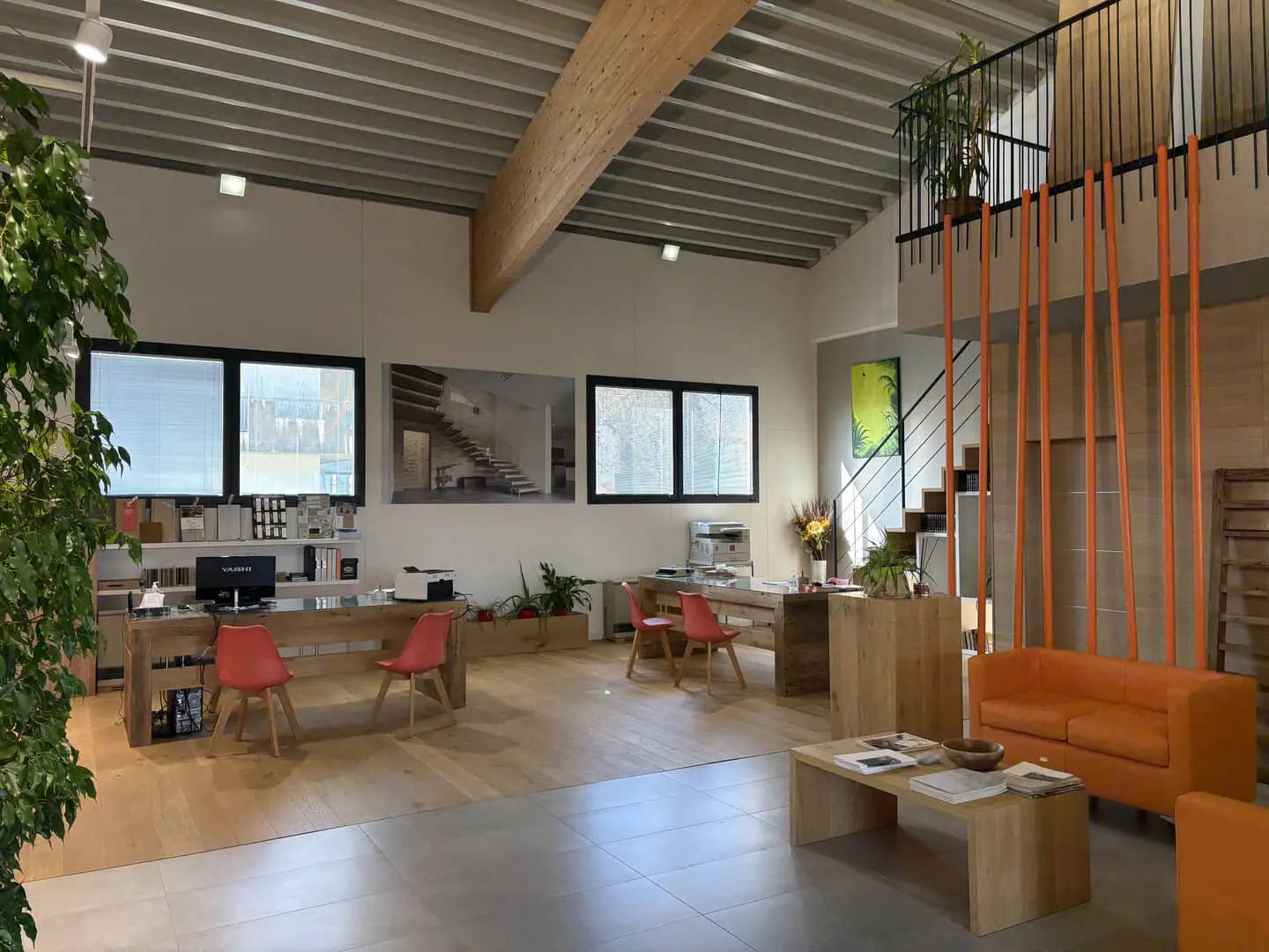Sala accogliente e moderna con arredo in legno.
