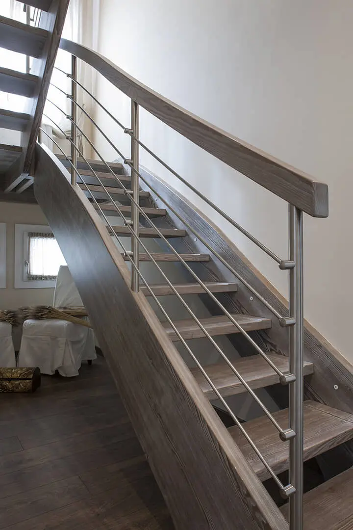 Elegante scala moderna in legno e acciaio.