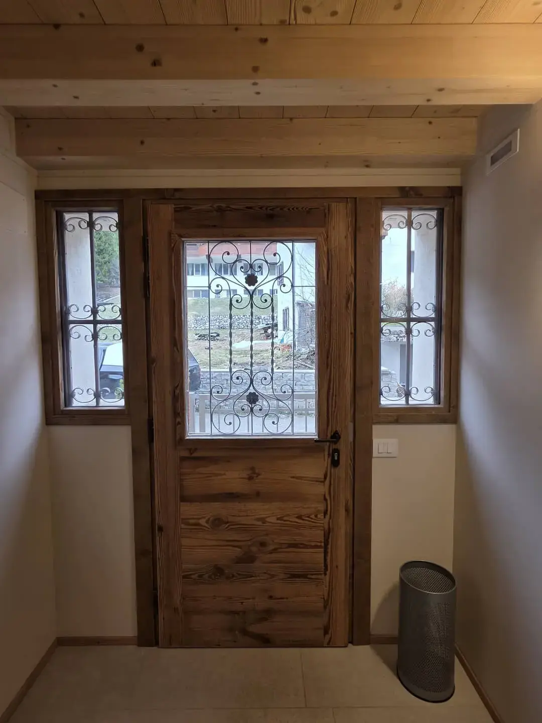 Accogliente porta d'ingresso in legno.