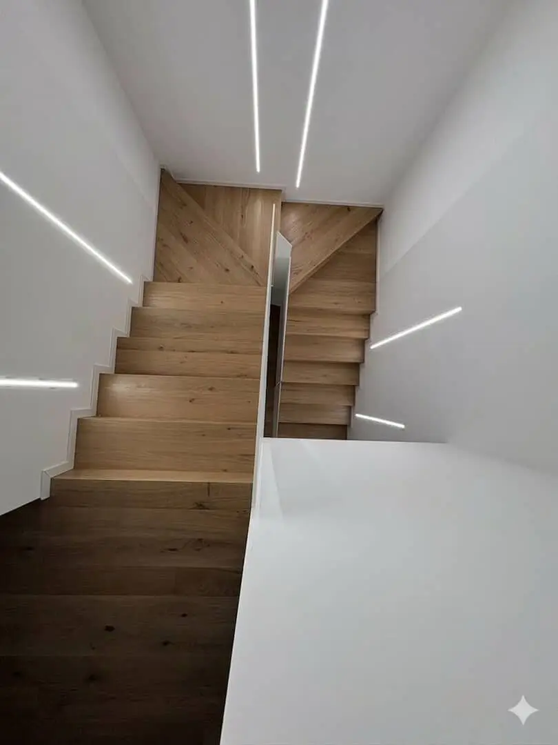 Scala moderna in legno e acciaio