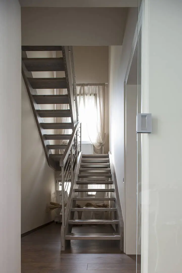 Splendida scala in acciaio illuminata.