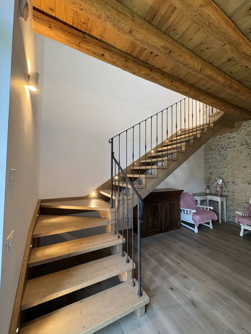 Scala artigianale, legno caldo e acciaio leggero.