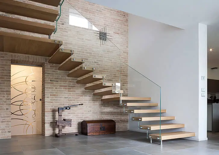 Scala elegante in legno e vetro.