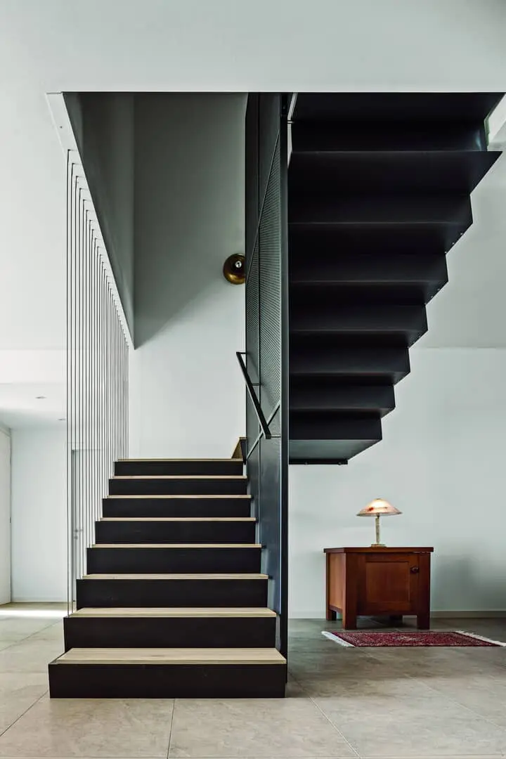 Scala moderna elegante in legno e acciaio.