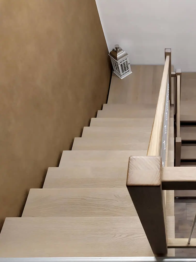 Scala in legno su misura, ambiente elegante.