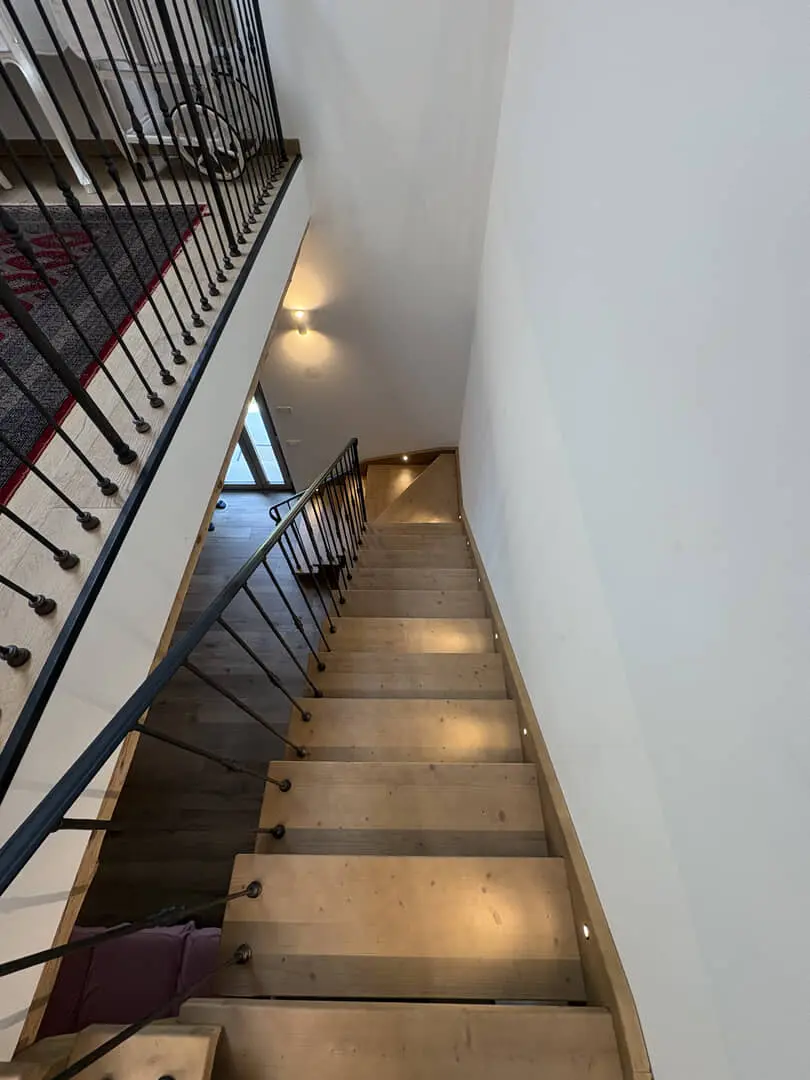 Elegante scala in legno e acciaio