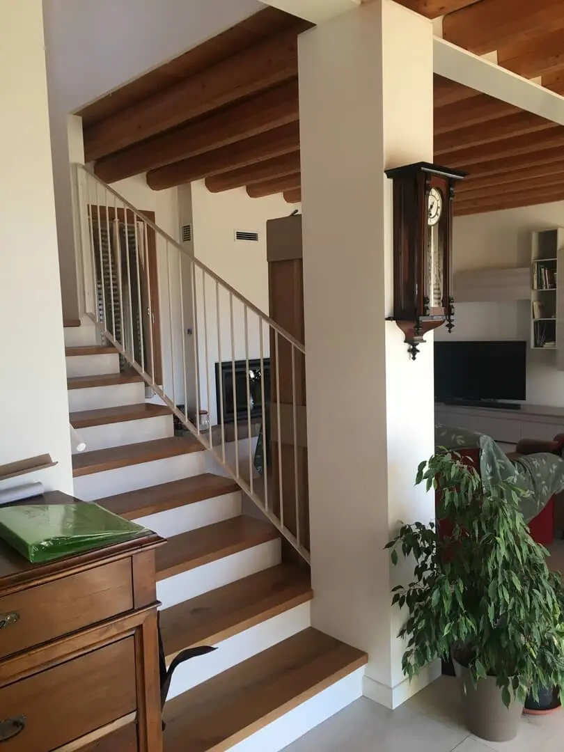 Scala in legno in ambiente elegante.