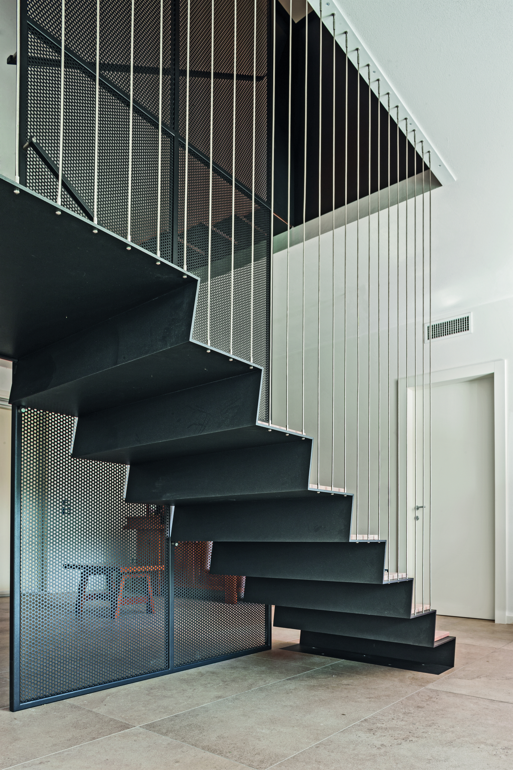 Elegante scala sospesa in acciaio nero.