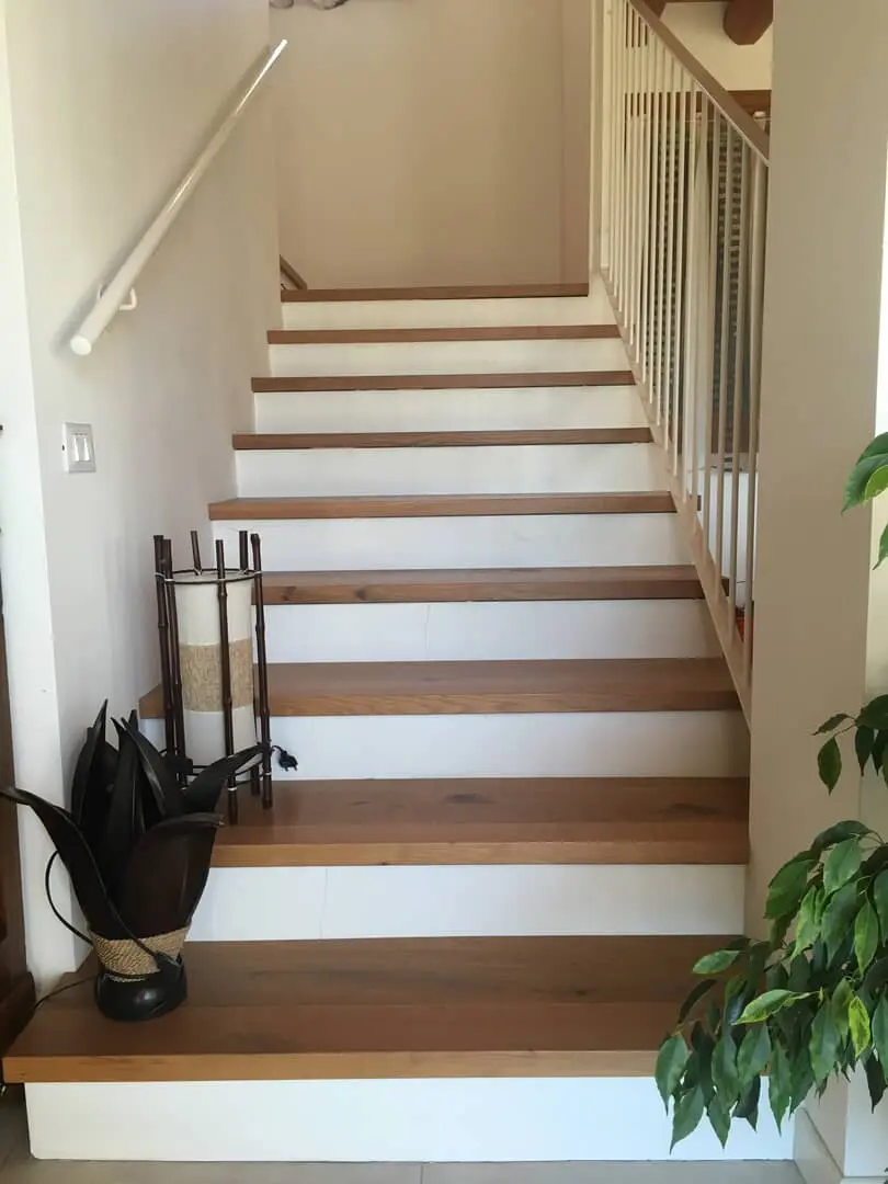 Scala elegante in legno e acciaio.