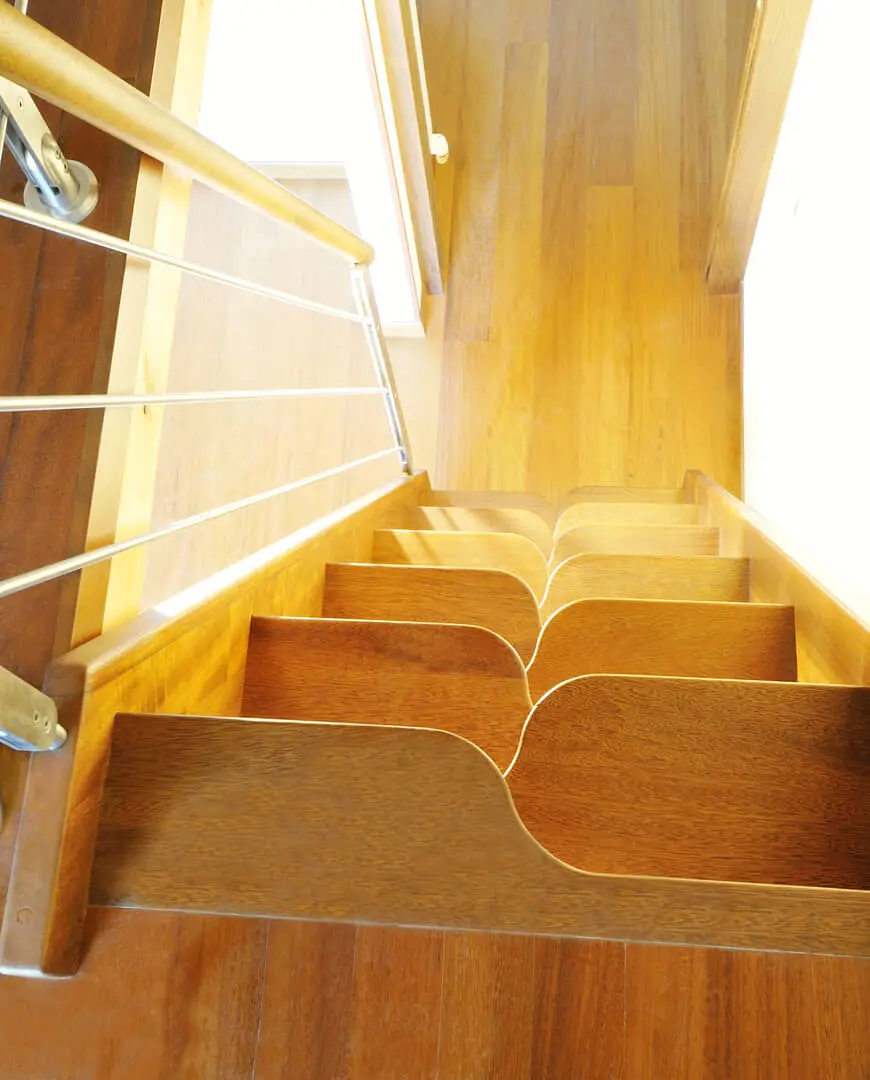 Elegante scala in legno su misura.