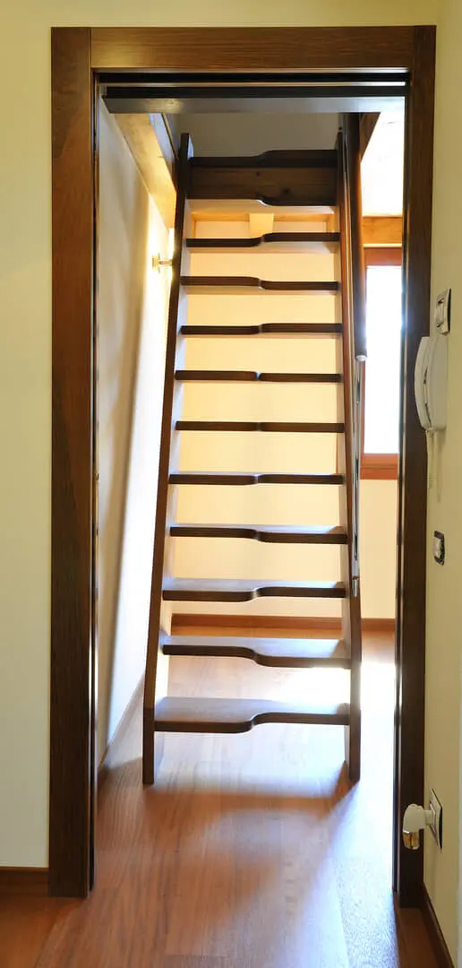 Scala in legno elegante e funzionale.