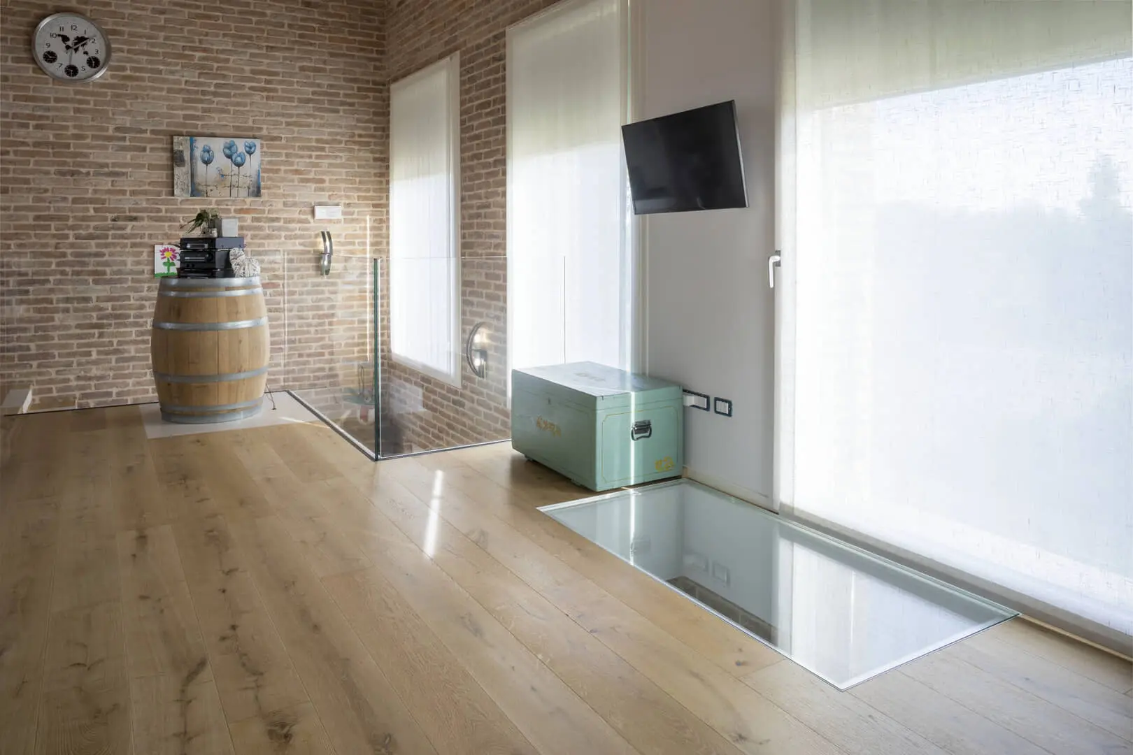 Spazio rilassante con dettagli in legno e vetro.